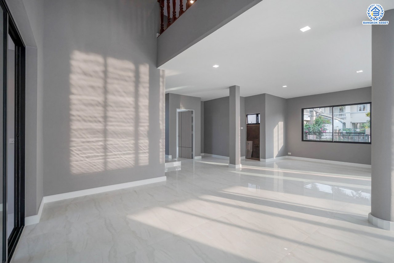 คฤหาสน์มือสองตกแต่งใหม่ โครงการ บ้านภาณุ ปิ่นเกล้า-บรมราชชนนี เนื้อที่ 142.7 ตร.ว. ฟังก์ชันจัดเต็ม 5 ห้องนอน 6 ห้องน้ำ 1 ห้องแม่บ้าน จอดรถได้ 4 คัน บนพื้นที่ใช้สอยเกือบ 451.5 ตร.ม. พร้อมพื้นที่สีเขียวสนามหญ้ากว้างขวาง ตอบโจทย์ครอบครัวใหญ่ บนทำเลศักยภาพ เชื่อมต่อทั้งถนนกาญจนาภิเษก และทางคู่ขนานลอยฟ้าบรมราชชนนี ใกล้ ม.มหิดล, สถานีขนส่งสายใต้ใหม่ และเซ็นทรัลปิ่นเกล้า